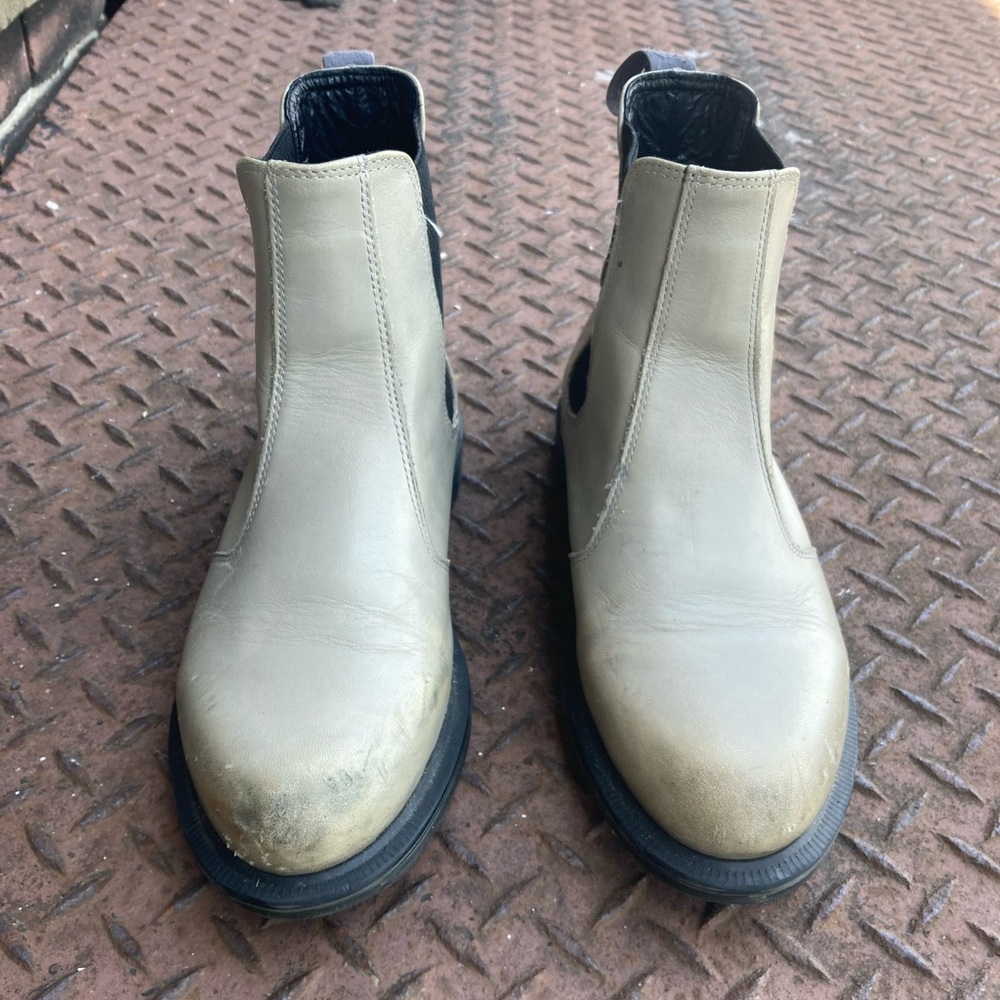 Dr. Martens Flora Boot in light gray